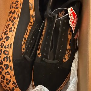 Old skool cheetah print vans